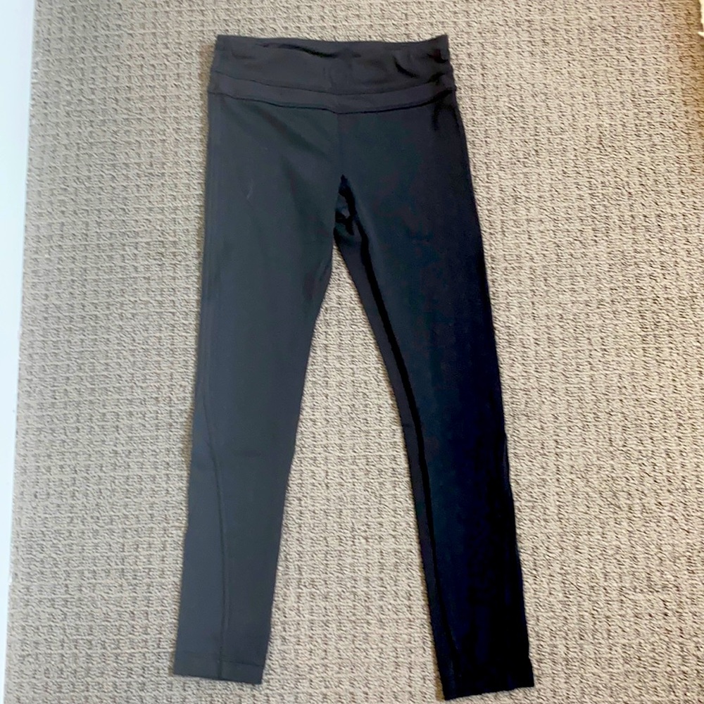 Black lululemon cropped leggings w/ subtle pattern